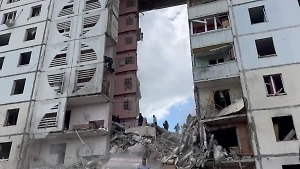 Взрыв и дыра вместо подъезда: Момент попадания снаряда ВСУ в многоэтажку в Белгороде попал на видео