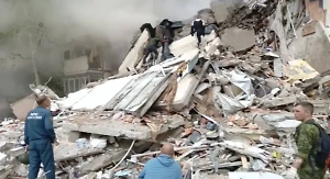 Из-под руин в Белгороде достали уже 16 человек, на месте объявили "минуту тишины"