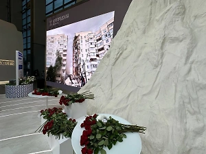 К стенду Белгородской области на выставке "Россия" на ВДНХ несут цветы