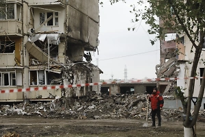 В разрушенном ракетой ВСУ жилом доме в Белгороде вспыхнул пожар