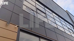 Воронка в земле, разбитые окна: Life.ru публикует видео последствий очередных прилётов по Белгороду
