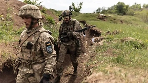 Отобрали оружие и сбежали: На границе Украины и Румынии уклонисты устроили "бой" с пограничником