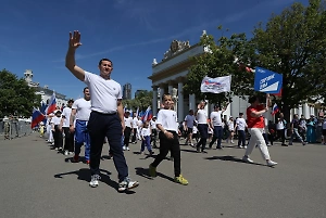 Более двух тысяч спортсменов приняли участие в шествии на выставке "Россия"