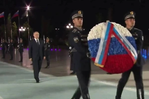 Путин в Ташкенте возложил венок к монументу независимости