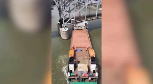 В Сети появилось видео первых секунд после столкновения сухогруза с мостом в Ростове-на-Дону