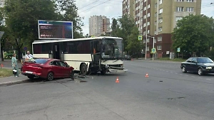 В Калининграде пассажирский автобус столкнулся с легковушкой, есть пострадавший