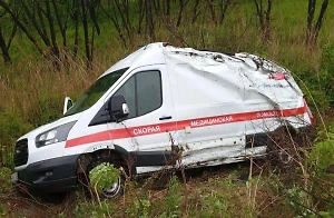 В Приморье мужчина погиб, выпав из вылетевшей в кювет кареты скорой помощи