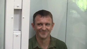 Генерал Попов с улыбкой отреагировал на решение суда оставить его в СИЗО