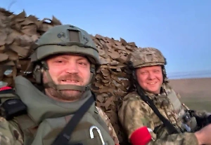 Оператор в крови, кузов в хлам: Военкоры показали видео из их багги после подрыва на мине под Волчанском
