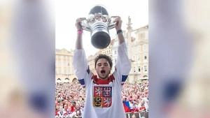 Чехи сломали кубок, празднуя победу на чемпионате мира по хоккею