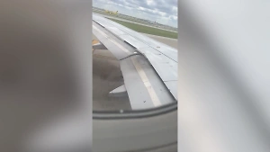 Пассажир в ужасе снял через иллюминатор, как у самолёта в полёте загорелся двигатель