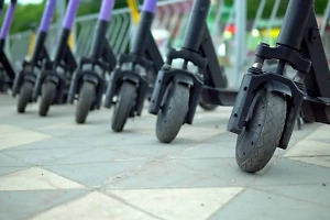 Четыре мальчика на одном электросамокате сбили велосипедистку в Петербурге