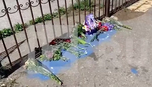 Жители Одессы несут цветы к Дому профсоюзов в годовщину трагедии