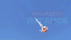 "Глянь, летит": Очевидцы сняли на видео момент перехвата ракеты SCALP над пригородом Луганска
