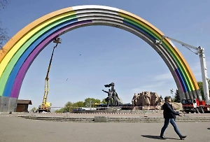 На Украине решили "осквернить" радугой бывшую Арку дружбы народов