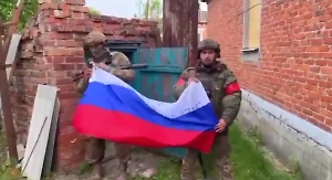 "Скоро флаг будет висеть в центре": Российские бойцы развернули триколор в северной части Волчанска