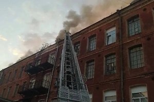 В Ногинске загорелась кровля здания швейной фабрики