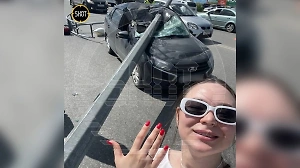 Чудом уцелевшую в ДТП с фонарным столбом россиянку позвали замуж прямо у разбитого авто