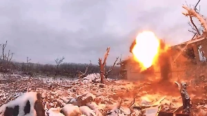 Военкор снял видео обстрела ВСУ FPV-дроном дома под Авдеевкой, находясь внутри