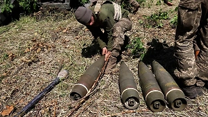 Крупный схрон боеприпасов обнаружили в лесу в Москве