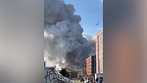 Сильный пожар с мощными взрывами произошёл на складе фейерверков в Колумбии