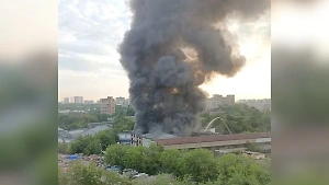 На востоке Москвы горит склад на площади две тысячи квадратов