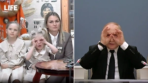 Маленькая девочка отвлекла Путина от важной беседы для игры в воображаемый бинокль