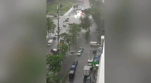 Москву накрыл сильный ливень с грозой, часть районов затопило