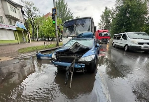 Автобус смял японскую легковушку в Макеевке, пострадало семь человек