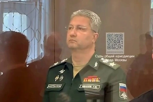Защита замминистра обороны Иванова принесла в суд четыре пакета с его наградами