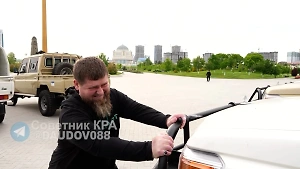 Даудов опубликовал видео, как Кадыров тянет внедорожник Toyota