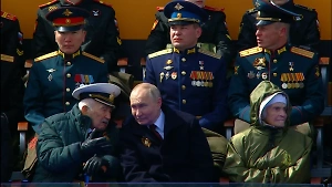 Путин на Параде Победы пообщался со 100-летним ветераном войны Куропатковым