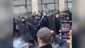 В Париже толпы митингующих вышли против правой партии "Национальное объединение"