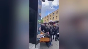 В немецком Гамбурге мужчина напал на полицейских, им пришлось открыть стрельбу