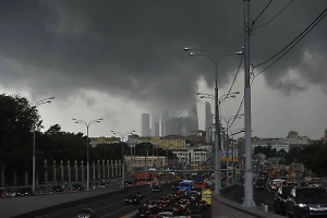 Ручьи с потолка и песочные реки: Москву и область залил тропический ливень