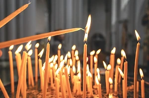 "Это не флешка": Священник рассказал, зачтутся ли молитвы от потушенных свечей