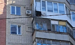 Дрон ВСУ протаранил квартиру в многоэтажке в Херсонской области
