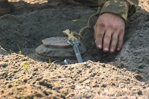"Россия 24" показала видео с раненым оператором после подрыва на мине в Шебекине