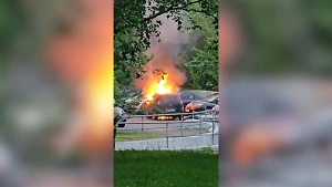 Несколько автомобилей загорелись на юге Москвы, на месте раздаются взрывы
