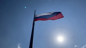 На Поклонной горе в Москве прошла торжественная церемония подъёма флага России

