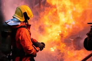 Под Киевом уже более суток горит промышленный объект, пишут СМИ