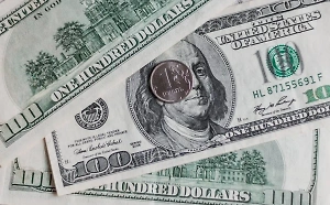 Экономисты объяснили, что будет с долларом после санкций США и стоит ли "скупать" валюту