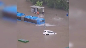 Автобусы тонут, пешеходы плывут: Москву вновь накрыл сильный ливень, затоплена часть дорог