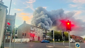 В Шотландии после серии взрывов на промышленном объекте начался пожар