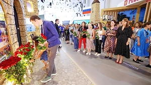 На выставке "Россия" почтили память погибших в Севастополе и Дагестане