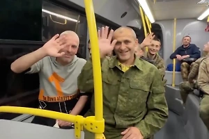 Минобороны показало видео возвращения российских бойцов из плена