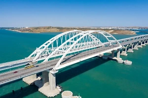 Крымский мост перекрыли на час на фоне воздушной атаки