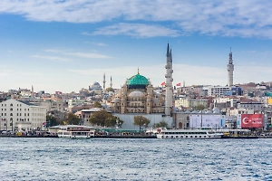 В Стамбуле катер с 10 пассажирами столкнулся с причалом и затонул