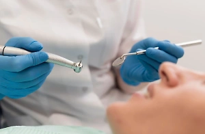 Стоматолог объяснил, что лучше — имплантация или пересадка зубов