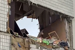 ВСУ ударили по многоэтажке в ЛНР, обрушилась стена